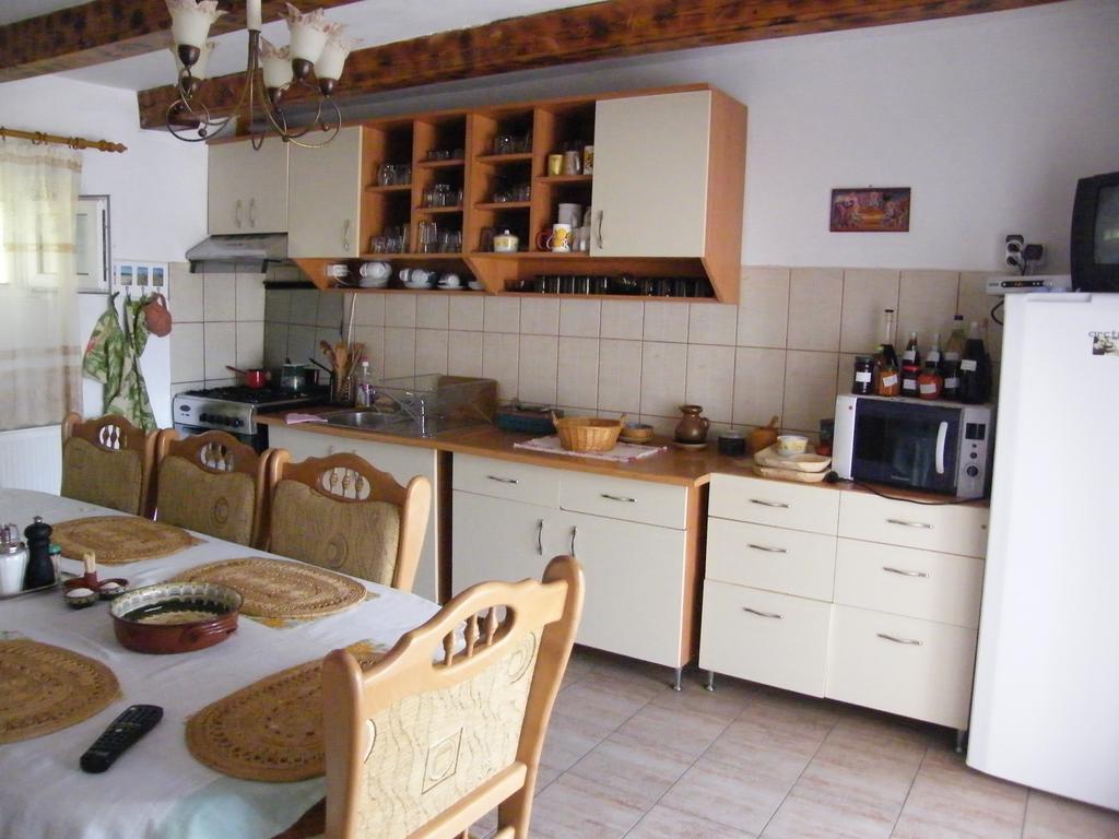 Pensiunea Casa Filoxenia Horezu Ngoại thất bức ảnh